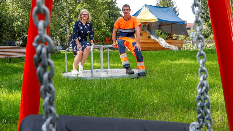 Hartaus Ortsbürgermeisterin Carola Zimmer und Bauhof-Mitarbeiter Tom Großer bei der Einweihung des Spielplatzes im Jahr 2021. Bald soll noch ein neues Klettergerüst dazukommen.