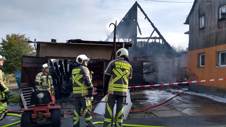 Am Dienstagvormittag kam es in einer Kleinopitzer Scheune zum Brand. Feuerwehren aus Wilsdruff, Freital und Dresden konnten Schlimmeres verhindern.