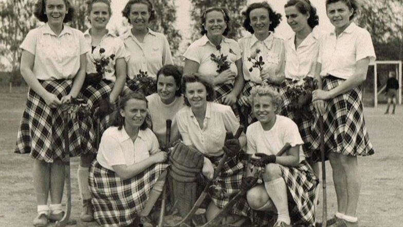 Die Damenhockeymannschaft von Lokomotive Dresden um 1950. Luise Krüger steht ganz rechts. Sie war bei den Dresdner Sportlern beliebt. Auch heute erinnern sich noch viele gern an sie.