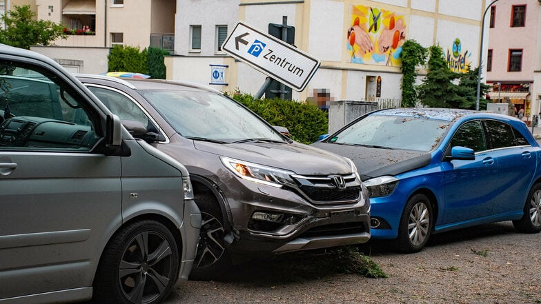 Die Verfolgungsjagd endete für den mutmaßlichen Autodieb mit einem Einschlag zwischen zwei Pkw.