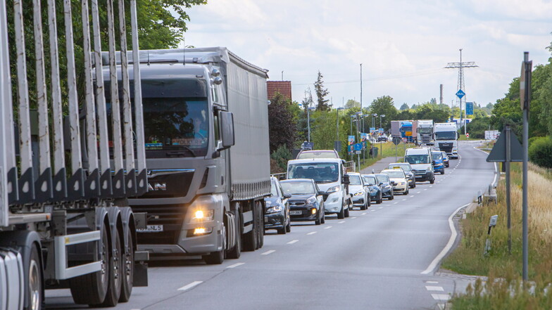 Die Sperrung des Autobahntunnels durch die Königshainer Berge führte wieder zu starken Verkehrsbehinderungen und Staus auf der B115 von Kodersdorf bis Niesky.