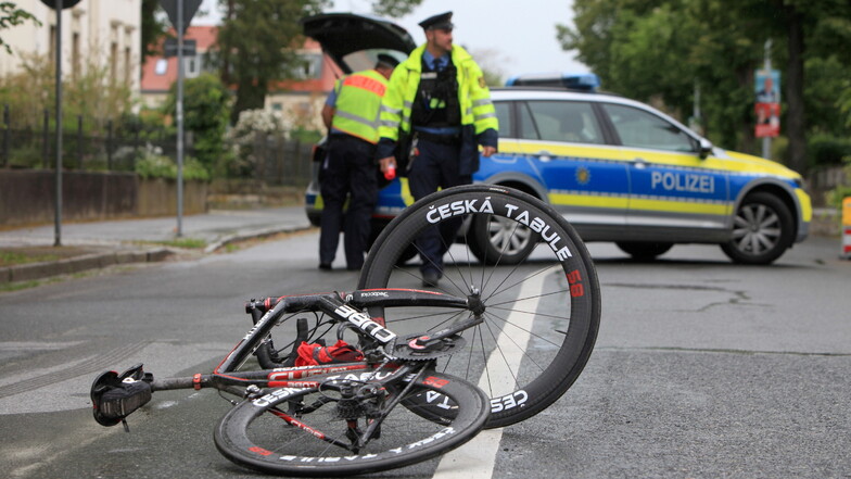 Pirna: Rennradfahrer beim Linksabbiegen von Auto erfasst