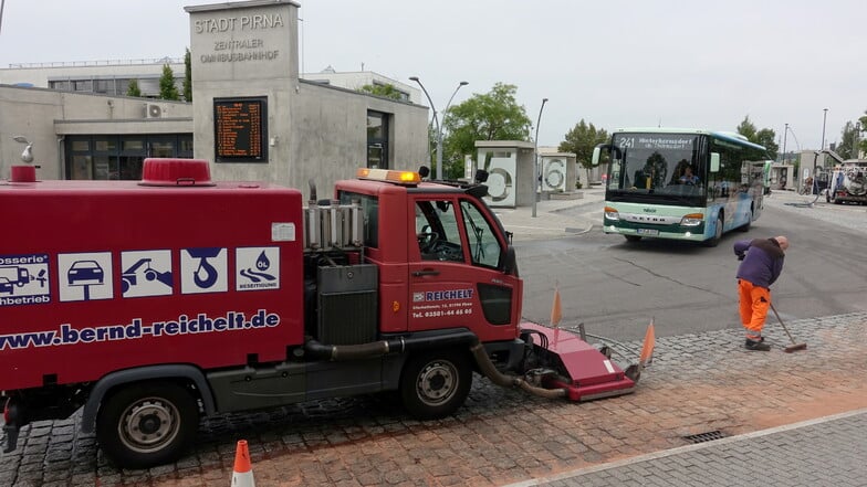 Havarie in Pirna: Kehrmaschine verliert literweise Hydrauliköl