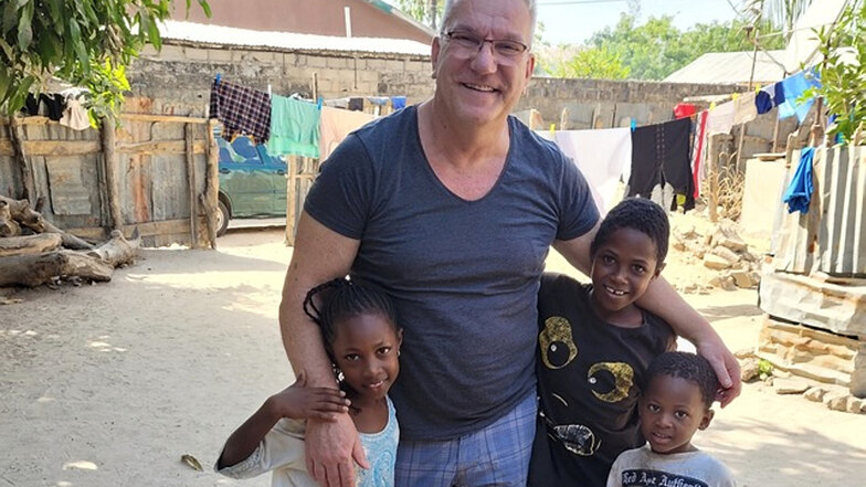 Ralf Gerstmann mit gambischen Kindern bei seinem Besuch im westafrikanischen „Patendorf“, wenn man so will. Der Gastronom und Kulturwirt bittet die Menschen in Hoyerswerda, über der Ukraine-Hilfe nicht zu vergessen, dass auch in anderen Weltgegenden Unterstützung gefragt ist.