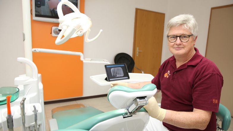 So kennen ihn seine Patienten: Zahnarzt Dr. Ulrich Schwenke in seiner Praxis in Lichtenberg. Er sucht noch nach einem Nachfolger.