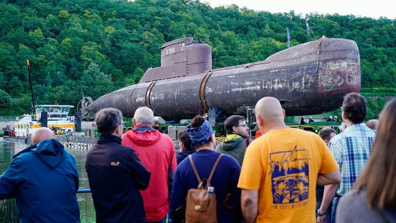 Zuschauer beobachten, wie das U-Boot U17 in den frühen Morgenstunden vom schwimmenden Ponton im Neckar an Land gebracht wird.