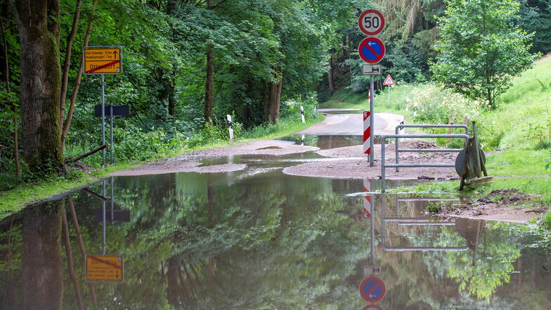 Die Straße von Ottendorf bei Sebnitz ins Kirnitzschtal ist auch Tage nach dem Starkregen unpassierbar. Durchlässe sind zugesetzt, die Fahrbahn unterspült.