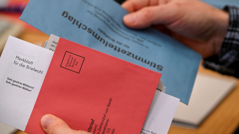 Bei der Briefwahl in Dresden sind bereits Pannen aufgetreten, deshalb wird eine Verschiebung der Wahl gefordert.