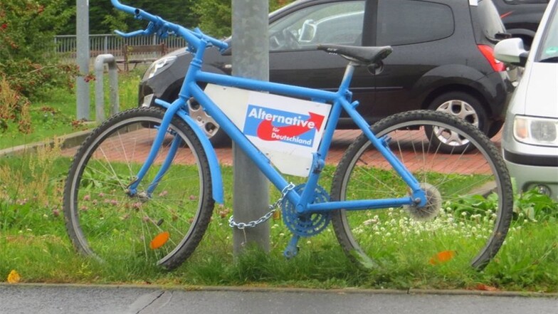 Die AfD bindet blau gestrichene Fahrräder mit Plakaten an, um so noch mehr Aufmerksamkeit zu erreichen.