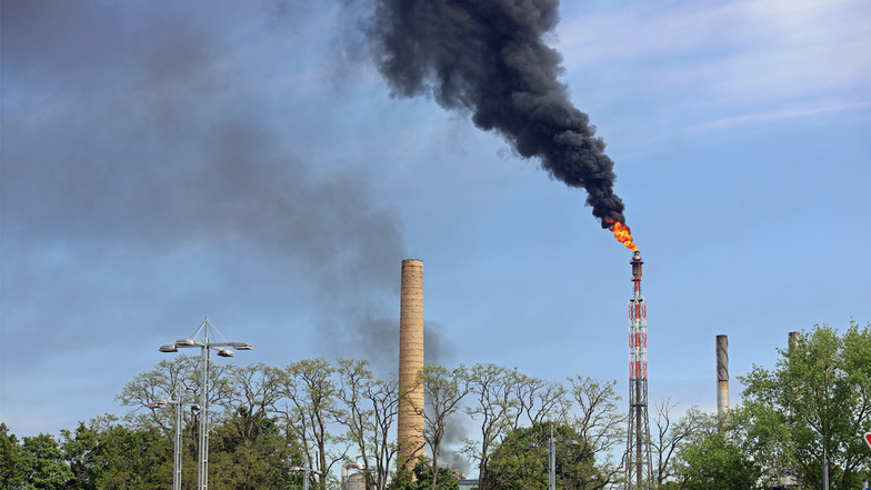 Feuer in Chemie-Fabrik: Dunkle Rauchwolken über Leipzig
