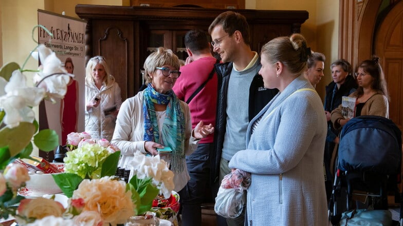 Anna und Marius aus Dresden sammeln Ideen fürs Dekorieren bei Kerstin Schiefner aus Radeburg: hier original italienische Keramik.