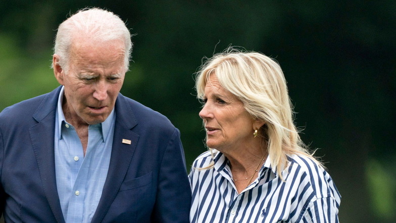 First Lady Jill Biden, hier mit ihrem Mann auf dem Südrasen des Weißen Hauses, ist positiv auf das Coronavirus getestet worden.