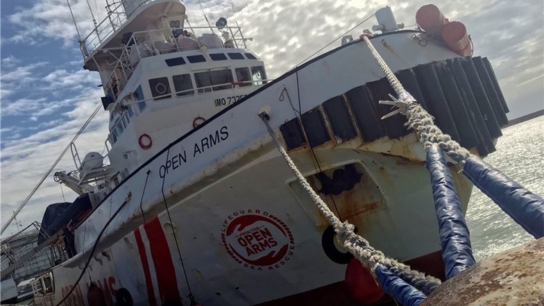 Das Schiff der spanischen Hilfsorganisation Proactiva Open Arms im Hafen von Pozzallo.