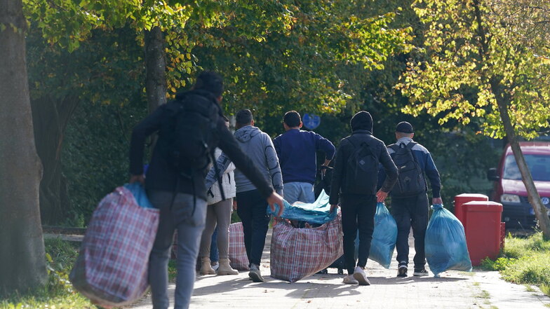 Flüchtlinge aus Syrien gehen mit ihrem Gepäck zu der Flüchtlingsunterkunft. Der Flüchtlingszustrom dauert an, hat aber für die Industriestaaten auch Vorteile.