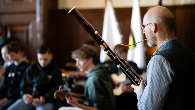Martin Bandel ist Fagottist bei der Neuen Lausitzer Philharmonie. In dieser Woche bringen er und seine Kollegen mit Neuntklässler im Goethe-Gymnasium Bischofswerda gemeinsam ein Stück auf die Bühne.