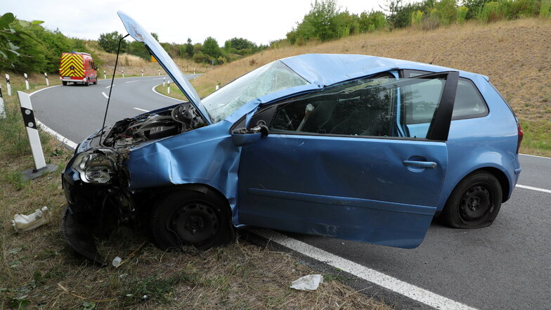 Beim Abfahren von der Autobahn 17 bei Dresden verlor der Fahrer dieses VW-Polo die Kontrolle über sein Fahrzeug.
