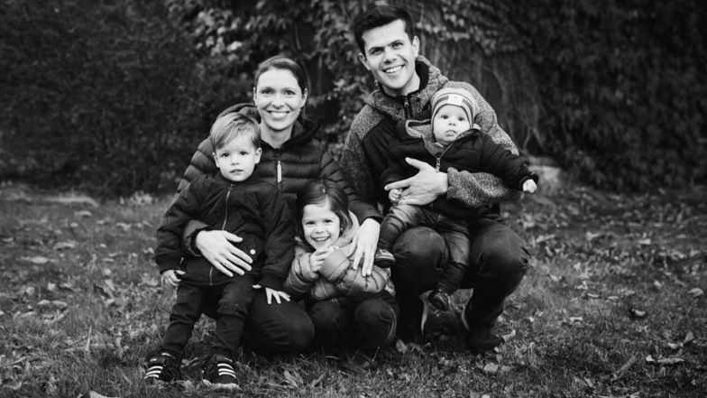 Lukas Bauer mit Frau und den drei Kindern. Sie leben in Cvikov und er pendelt täglich nach Deutschland zur Weiterbildung in einer Oderwitzer Praxis.