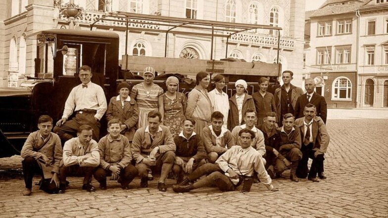 Die kleine Gemeinschaft 1930 auf dem Markt in Kamenz. (Man beachte die Tanksäule am Rathaus hinten links.)