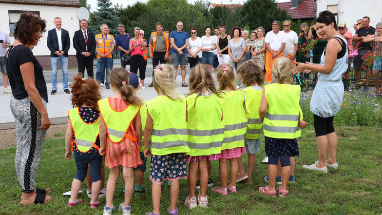 Die „Wiesenwichtel“ haben auf der Baustelle vor ihrer Kita viel zu sehen bekommen und das in ein Programm verpackt.