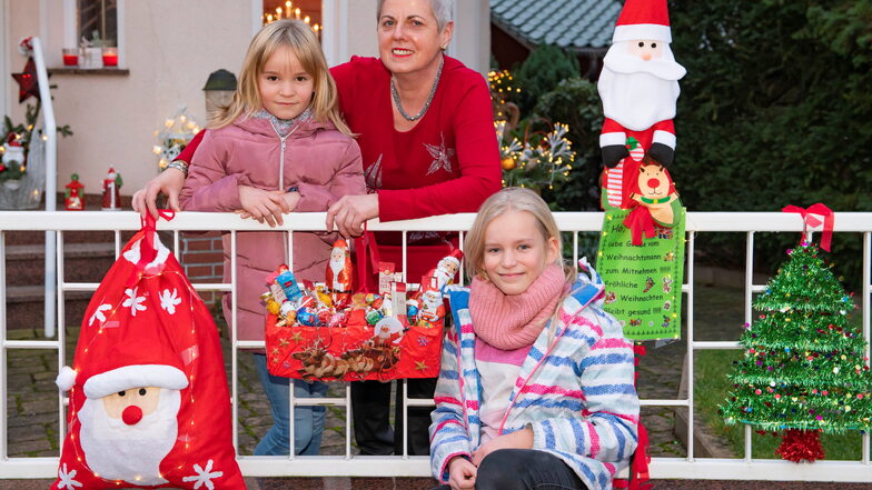 Diese Frau sorgt in Großenhain seit Wochen bis zum Neujahr für strahlende Augen bei Klein und Groß: Christine Dunker vom Südhang beglückt die Menschen mit ihrem Weihnachtswunderland. Auch Ella und Anni sind total begeistert.