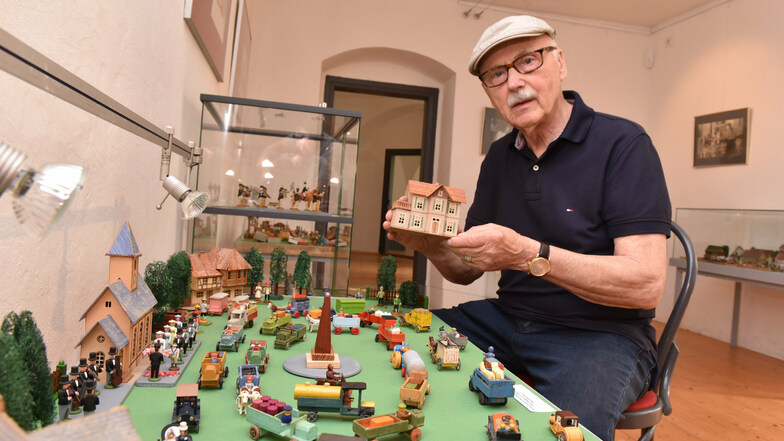 Eberhard Klinkewitz zeigt in einer Sonderausstellung erzgebirgische Miniaturenwelten im Schloss Lauenstein.
