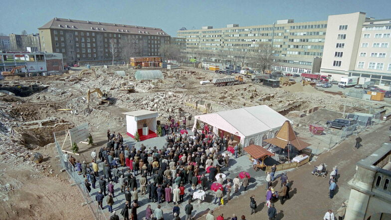 Ende März 2000 war der gesamte Altmarkt eine Baustelle. Am 22. März 2000 begann die Geschichte der Altmarktgalerie mit dem ersten Spatenstich.