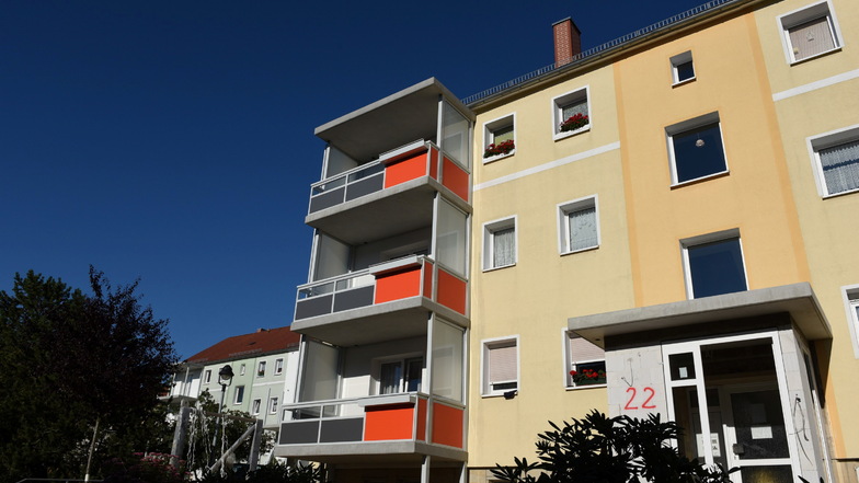 Die Wohnungsgenossenschaft Dippoldiswalde, hier ein Haus in der Goethestraße, reagiert mit Sparmaßnahmen bei Heizung und Warmwasser auf die steigenden Kosten.