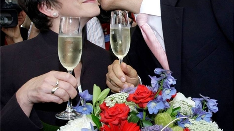 Veronika, der Ministerpräsident ist da. Tillich feiert seine Wahl zum Regierungschef im Landtag am 28. Mai 2008 mit einem Küsschen für seine Ehefrau.