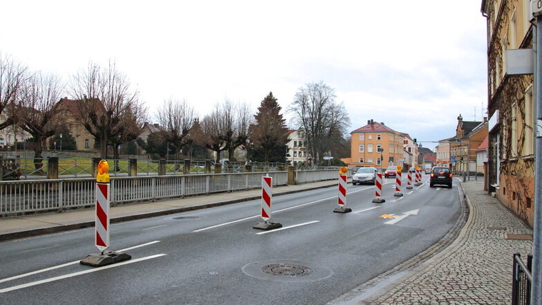 Auf der Bandweberstraße in Richtung Rathausstraße in Großröhrsdorf wurde jetzt die Linksabbiegerspur gesperrt.