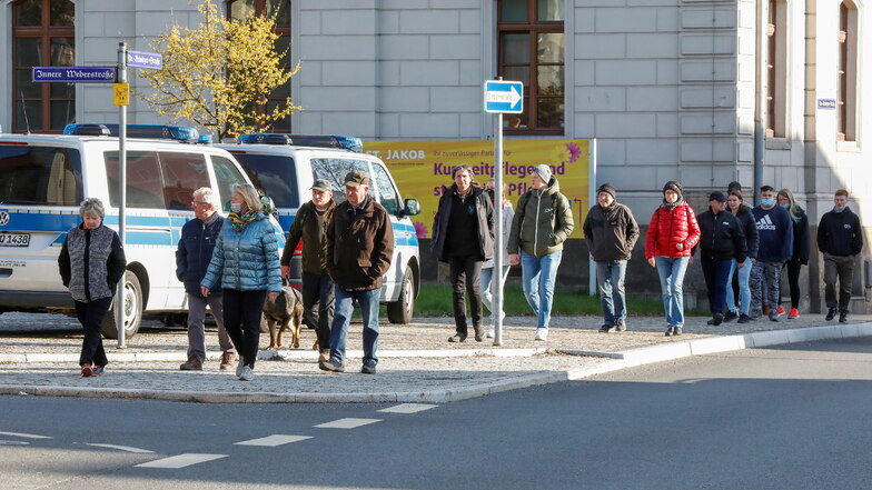 Unter anderem bei den "Spaziergängen" auf dem Zittauer Stadtring - hier ein Foto vom April 2021 - registrierte die Polizei Verstöße etliche gegen die Corona-Schutzverordnung.