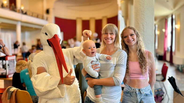 Arndt Kretzschmann von der Awo hatte sich als Storch verkleidet und posiert mit Bianca Kuhnert und Söhnchen Matteo sowie Tochter Bianca fürs Foto.