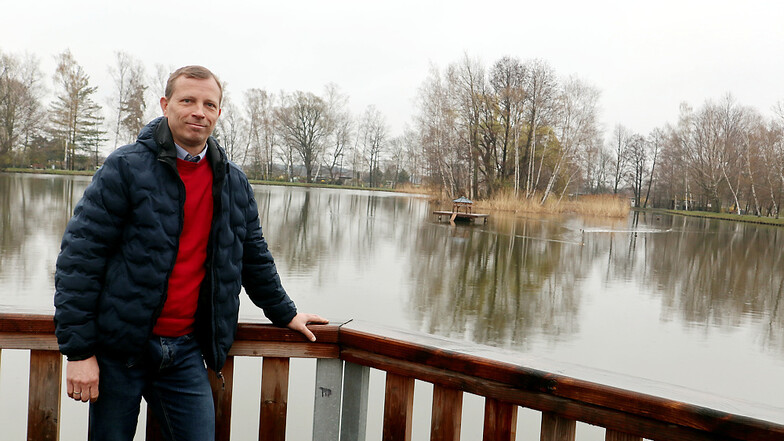 Markus Posch (CDU) ist seit 2014 Bürgermeister in Wittichenau. Das will er weiter bleiben. Der 51-Jährige ist am 9. Mai zur Bürgermeister-Wahl der einzige Kandidat. Das Foto zeigt ihm am Stadtteich.