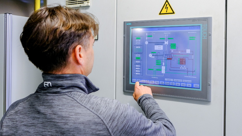Robert Neupold, der Leiter Technik der Technischen Werke Coswig GmbH, an der Anlage für Wärme-Kraft-Kopplung im Blockheizkraftwerk Coswig. Erst im vergangenen Jahr ist das Kraftwerk modernisiert worden, sodass es weniger Emissionen abgibt.