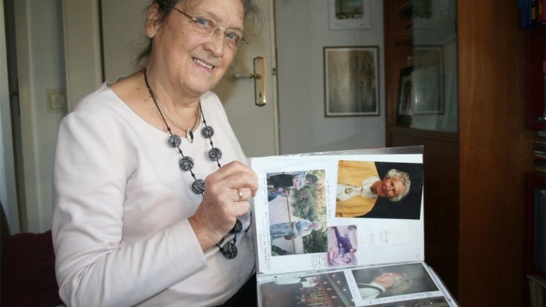 Die Bautzenerin Erika Suschke blättert in einem Fotoalbum mit Erinnerungen an Christel Ulbrich.