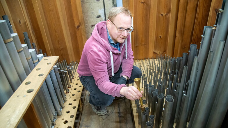 Uwe Großer von der Firma Hermann Eule Orgelbau aus Bautzen kontrolliert in der Orgel die einzelnen Pfeifen auf ihren Klang.