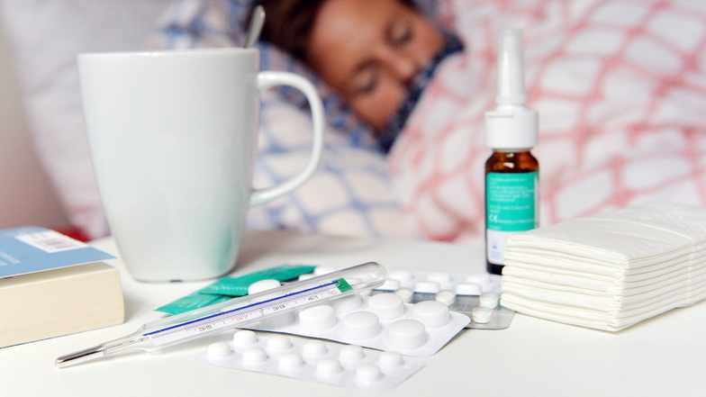 Fieber, Kopfschmerzen, Husten – setzen die Krankheitssymptome schnell und heftig ein, könnte es eine Grippe sein.