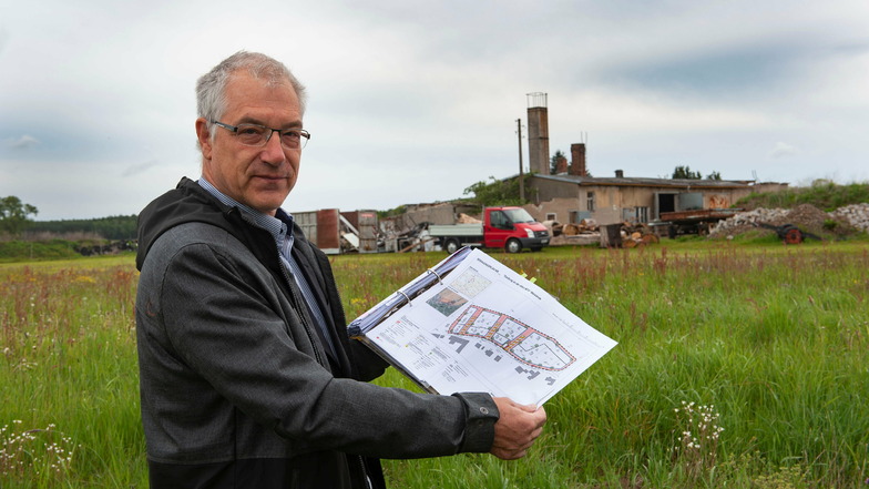 Roland Zimmermann von der Immobilienwert Sachsen AG mit dem Bauplan vom neuen Wohngebiet in Welxande.