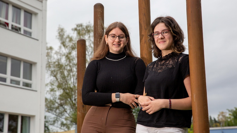 Die beiden Schülerinnen der Freien Schule in Schwepnitz Olivia Götz (l.) und Lena Ailanni Gómez Thieme besuchen für einen Monat eine Schule auf der Insel Malta.