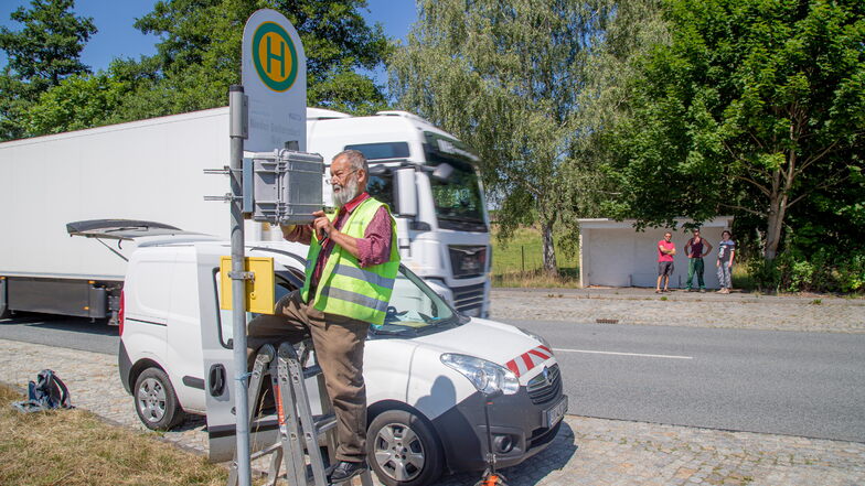 Auf Bitten der S122-Anwohner in Nieder Seifersdorf wurde jetzt an der Hauptstraße ein Verkehrszähler angebracht. Er soll Daten über den tatsächlichen Verkehrsfluss liefern.