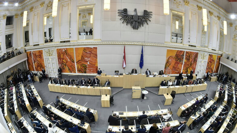 Der Nationalrat in Österreich kommt zu einer Sondersitzung zu den Korruptionsermittlungen gegen ÖVP-Chef Kurz zusammen.