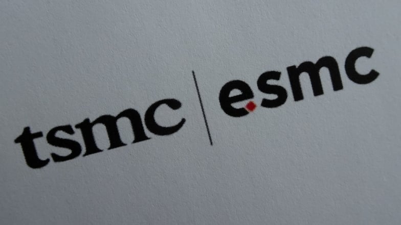 Das Logo der neuen Dresdner Mikrochip-Produktionsfirma ESMC enthält ein rotes Quadrat im Buchstaben E - es steht symbolisch für einen Mikrochip.