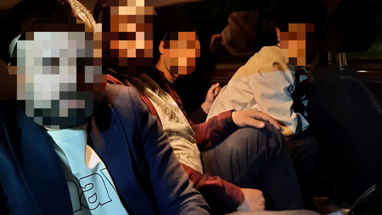 Vier illegal eingereiste Migranten saßen ohne Gurt auf der Rückbank eines Pkw. Der Schleuser wurde festgenommen.