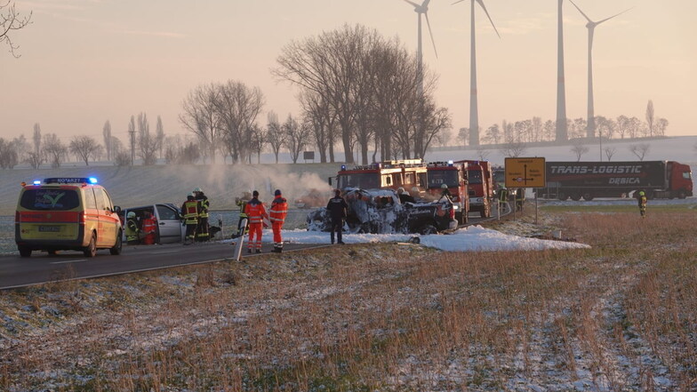 Der Februar 2023 war erst wenige Tage alt, als auf der S85 nahe Lommatzsch zwei Fahrzeuge zusammenstießen. Die Wucht des Aufpralls war so groß, dass eines der Fahrzeuge in Flammen aufging. Für beide Fahrer kam jede Hilfe zu spät.
