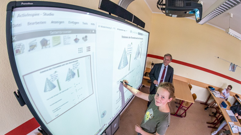 Ein Schulleiter nutzt in seinem Mathematik-Unterricht eine digitale Tafel in der Oberschule Niesky mit der Schülerin Laura. Ähnliche Tafeln werden auch im Rödertal gekauft.