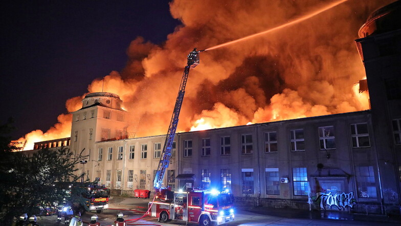 Am 24.Juni kam es gegen 21.30 Uhr im Industriegelände zu einem Großbrand. An der Straße "An der Eisenbahn" brannte eine große Fabrikhalle.