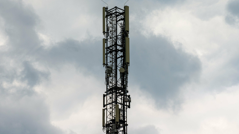 Erst für Mobilfunkmasten, die höher als zehn Meter sind, ist in Sachsen eine Baugenehmigung notwendig.
