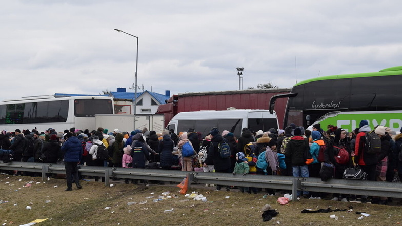 Das Foto entstand bei einem der ersten Transporte nahe der ukrainisch-polnischen Grenze. Hunderte Menschen waren zu Fuß unterwegs, im Auto kam man auch nicht schneller voran.