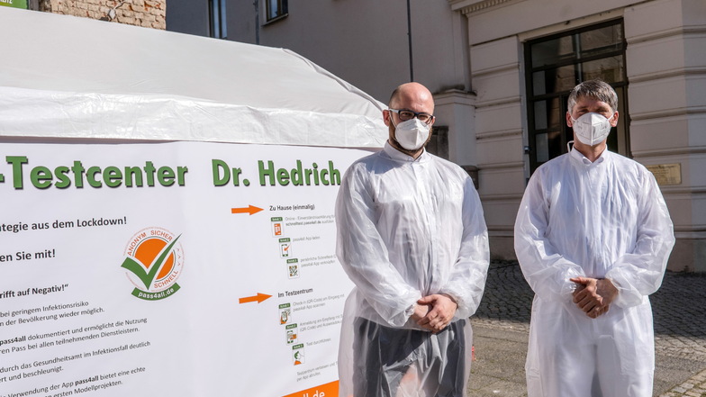 Dr. Henry Hedrich (rechts) betreibt ein Corona-Testzentrum in Görlitz und eins am Berzdorfer See.