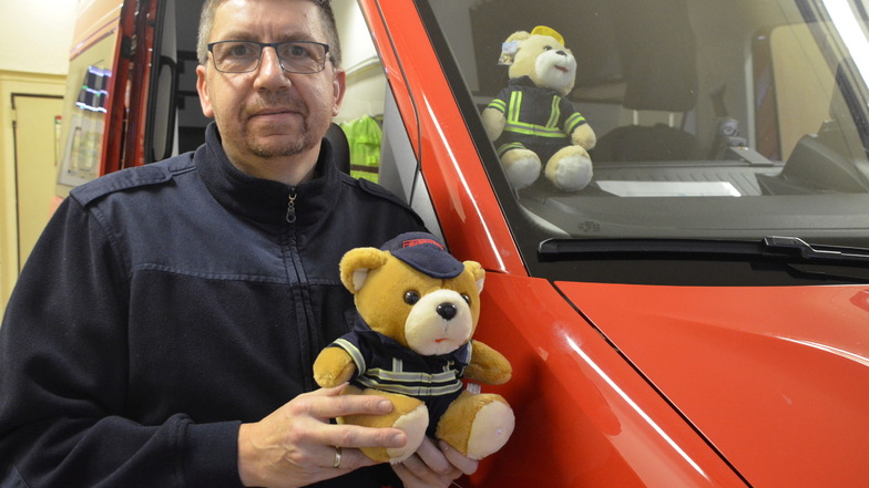 Die Reichenbacher Feuerwehr - hier Wehrleiter Böhnke - verteilt Teddys, wenn bei Einsätzen Kinder betroffen sind. Das ist natürlich kostenlos.