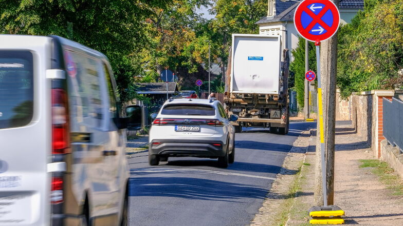 Seit der Vollsperrung von Radebeuls Hauptverkehrsader rollen mehr Fahrzeuge über die Maxim-Gorki-Straße. Wegen des Individualverkehrs wurden die Halte- und Parkverbotsschilder aber nicht am Straßenrand aufgestellt, sagt die Stadt.